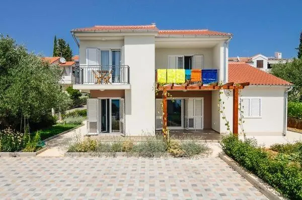 House Tina 4*