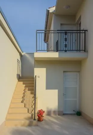 House Tina Πανσιόν 4*