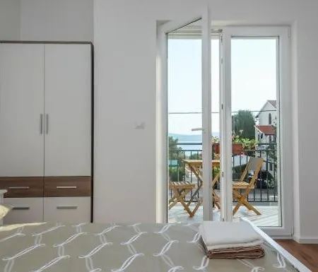 Πανσιόν House Tina 4*